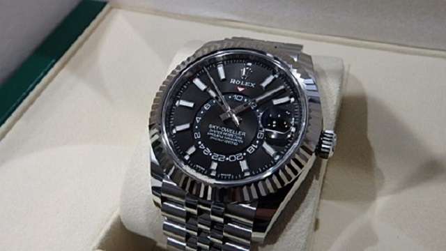 ロレックス スカイドゥエラー 326934 黒 ジュビリーブレス 未使用 買取価格 ¥2,800,000-